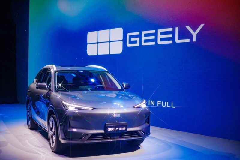 Прем’єра автомобіля Geely на підсвіченому подіумі під час міжнародного автосалону.