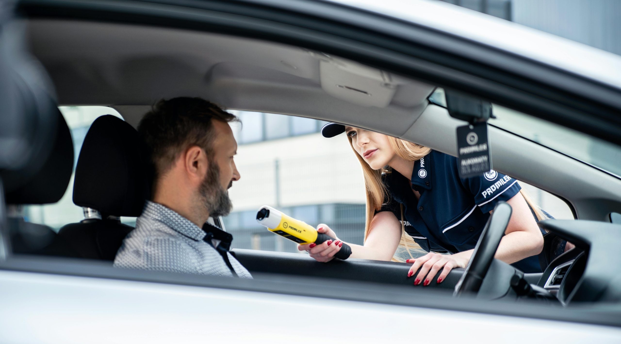 Поліцейський автомобіль на дорозі