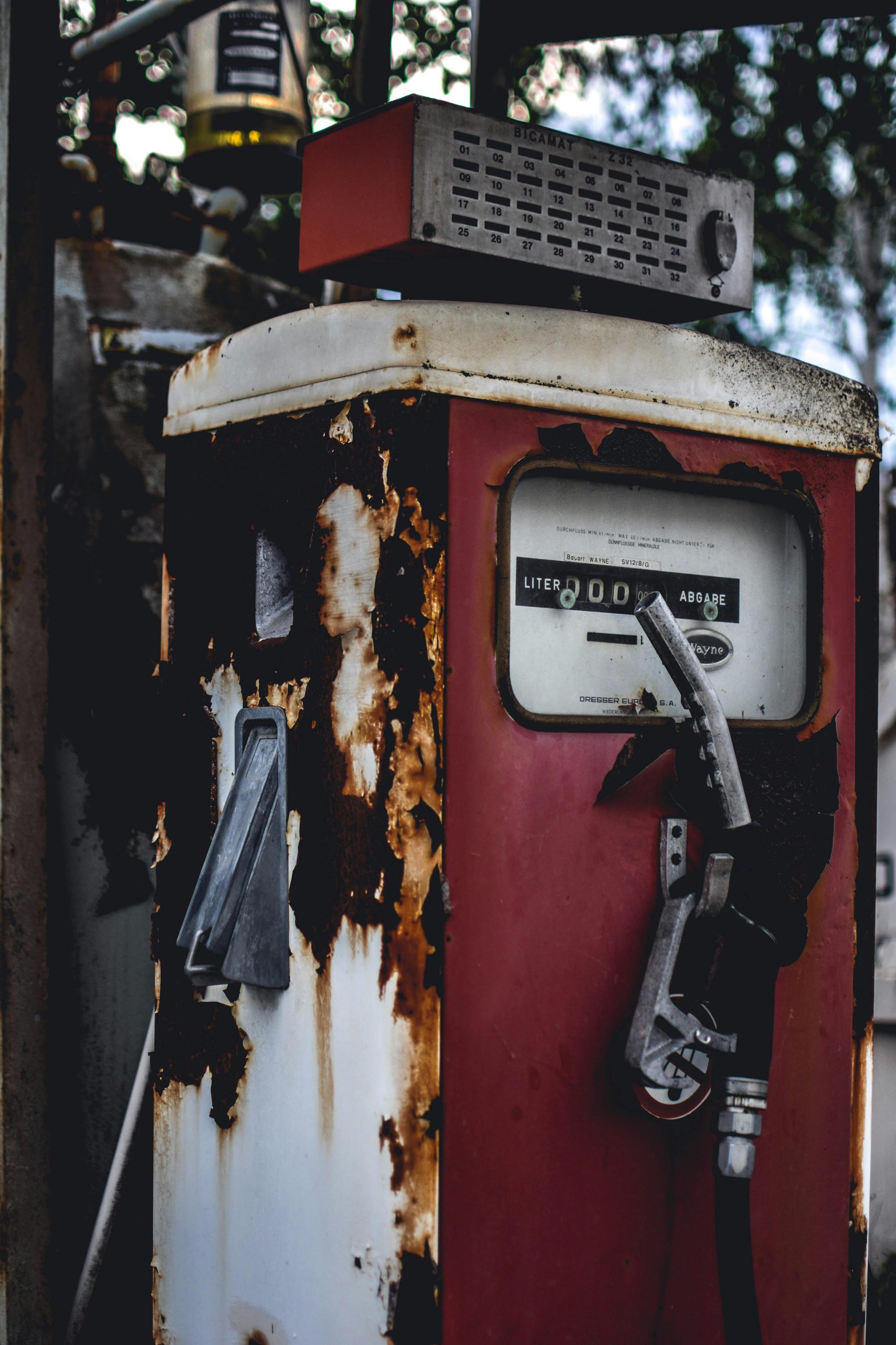 Заправка авто бензином на АЗС