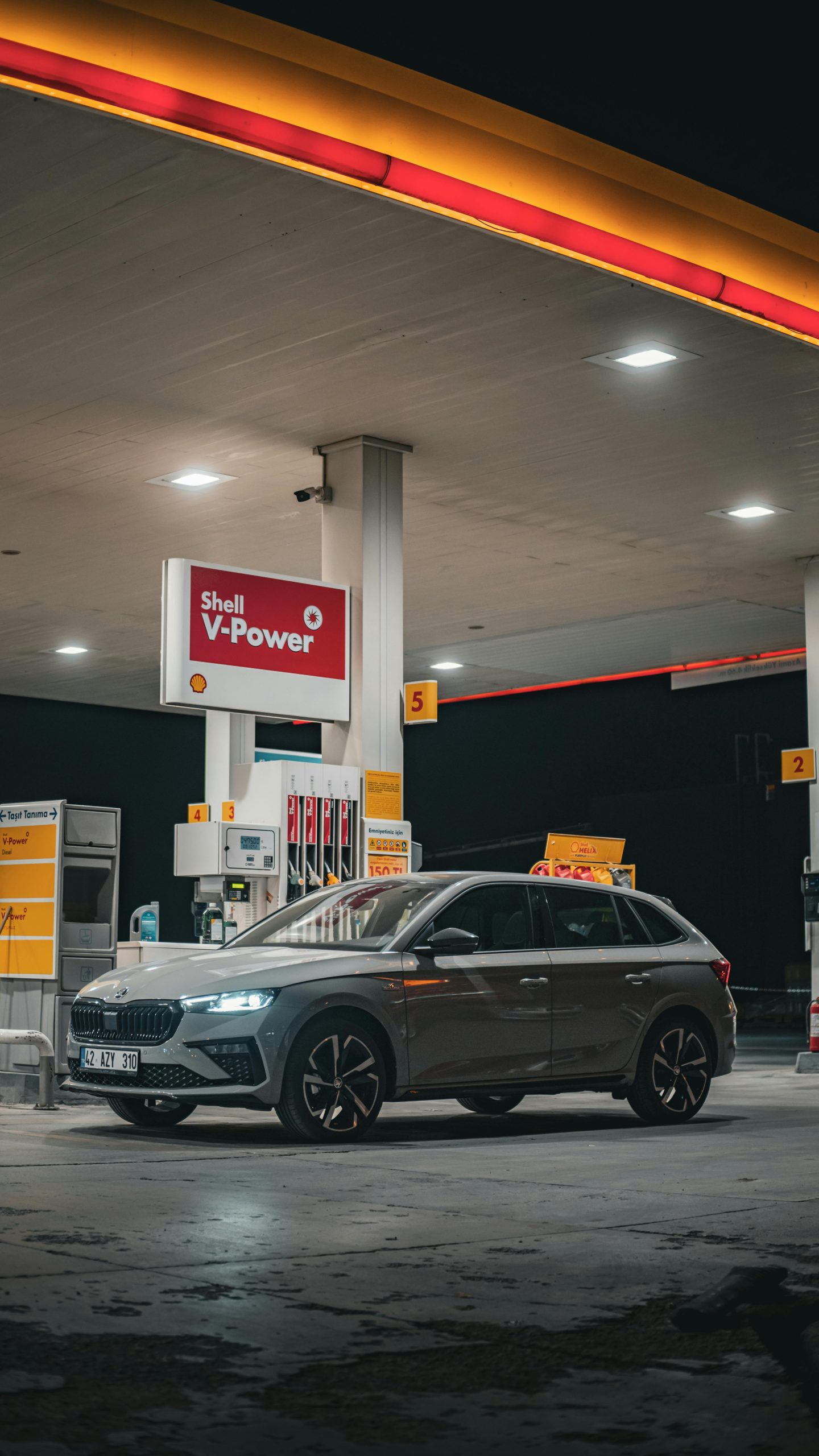 Щаслива сім'я біля універсала під час подорожі з дітьми